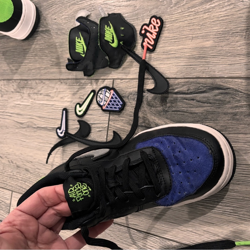 Boys NIKE AIR FORCE 1/1 Black Metallic Silver Youth 3.5